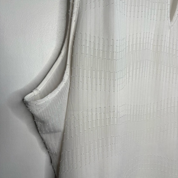 Elegant Cream Sleeveless Top - Picture 5 of 10